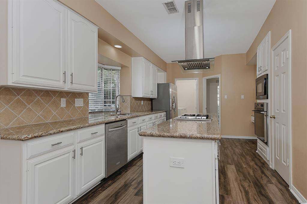 Updated Kitchen w/ Granite!