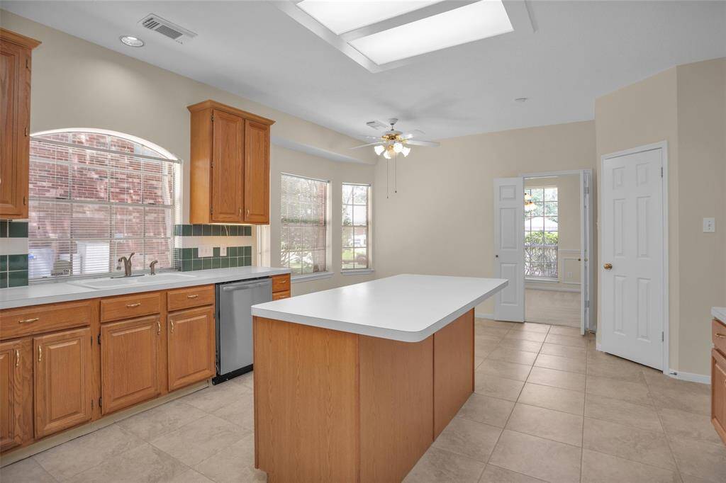 Walk-in pantry. Double ceramic sinks