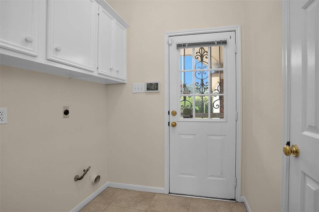 Utility room betwen the kitchen and back patio