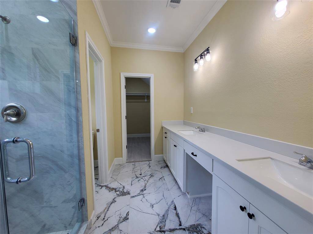 Unit B Primary Bathroom