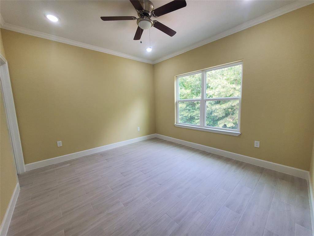 Unit B upstairs Bedroom with Walk in closet