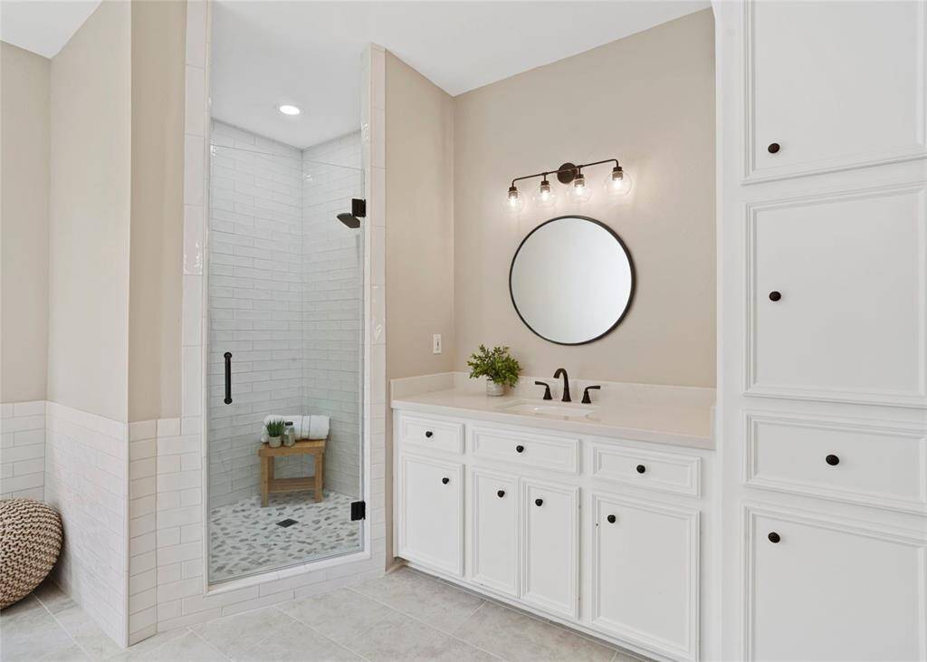 The spacious ensuite is a true retreat, filled with an abundance of natural light that enhances its serene and airy atmosphere. Thoughtfully designed, it features a luxurious soaking tub perfect for unwinding, alongside a separate walk-in shower for everyday convenience.