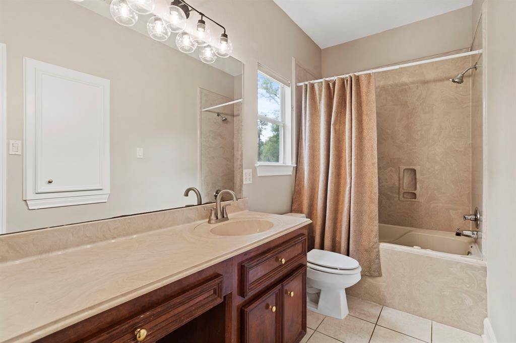 This well-appointed bathroom features a classic shower/tub combination, offering flexibility for both quick showers and relaxing baths. With neutral finishes and clean lines, the space feels fresh and functional.