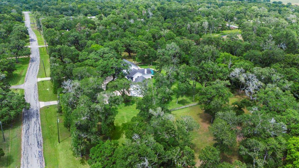 The vast expanse of green stretches out in all directions, offering sweeping views of the surrounding nature, making this residence not just a home, but a peaceful retreat in the heart of nature.