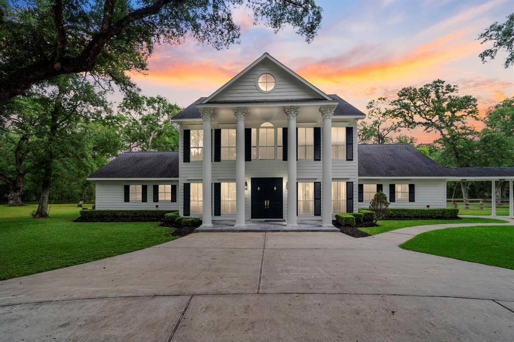 This home offers a glimpse of the perfect balance between architectural beauty and the peaceful serenity of the evening.