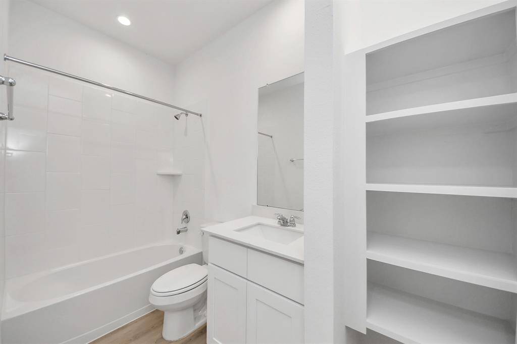 Secondary bath 2nd floor