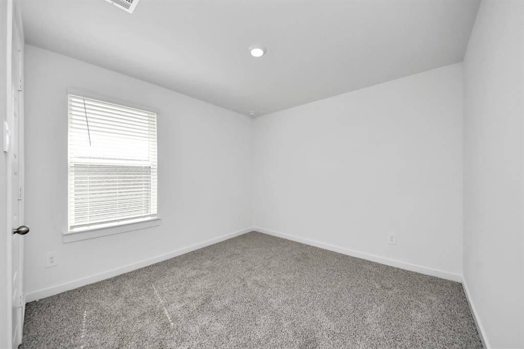 Secondary bedroom (2nd floor)