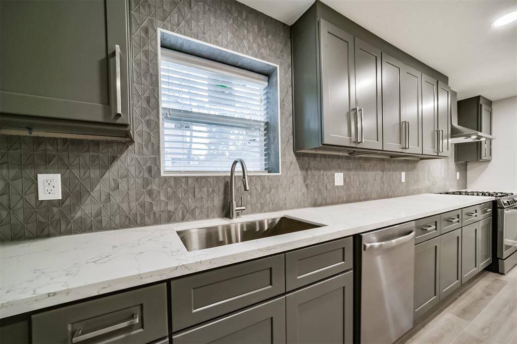Quartz countertop and under mount kitchen sink