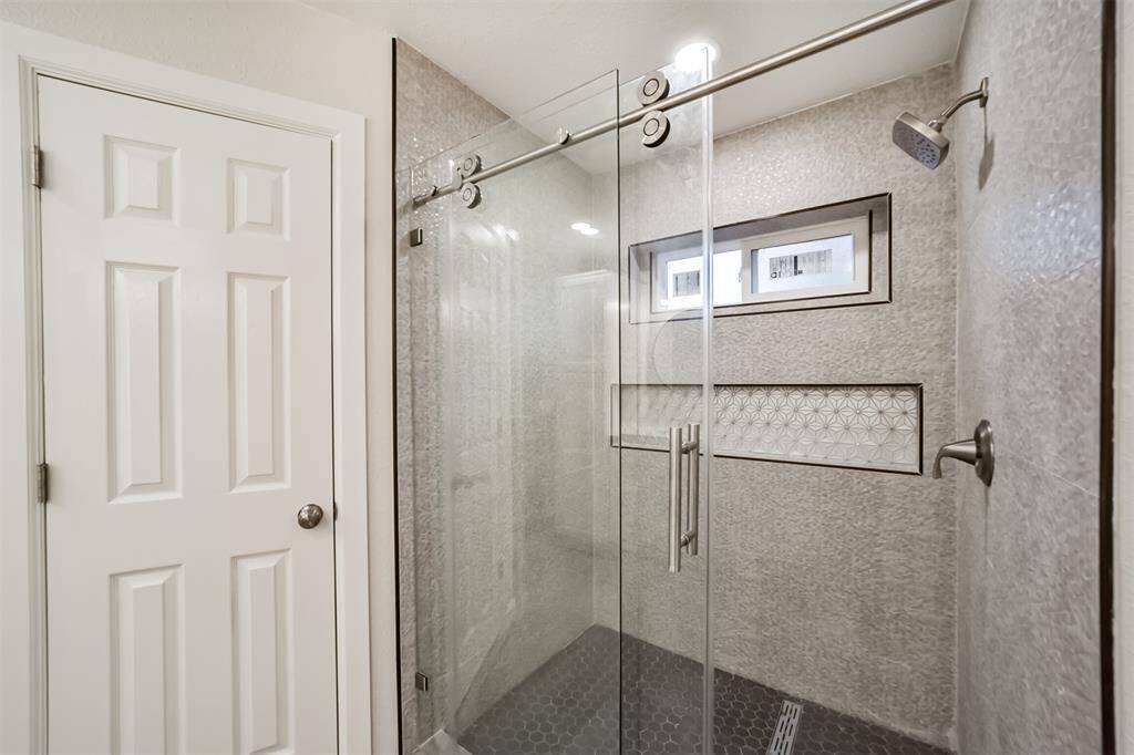 Walk-in shower with extra large soap box