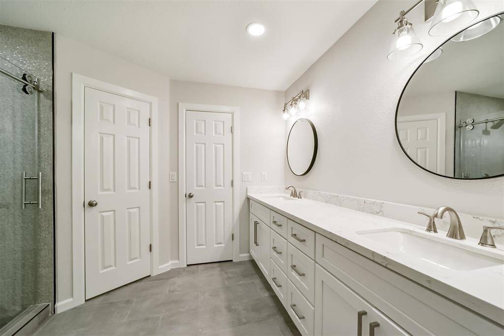 Two vanities with quartz countertop