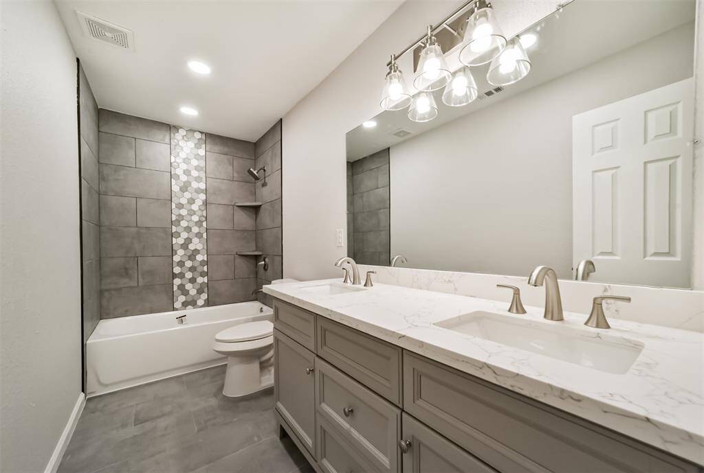 Fully updated secondary bathroom with tub to ceiling tile