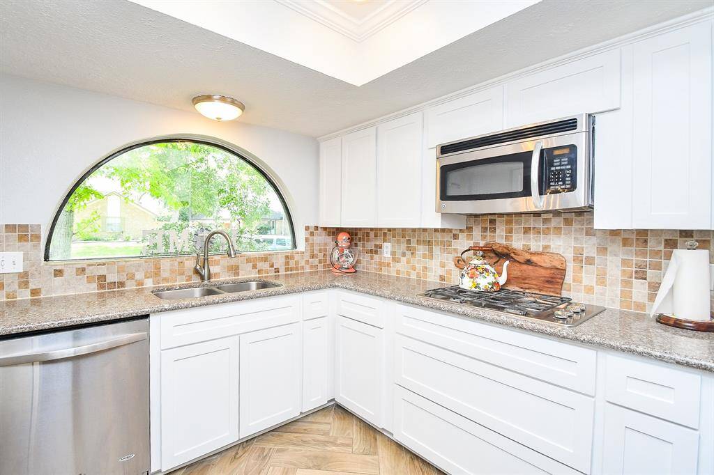 Stainless Steel Appliances, Granite Counters and so much more!