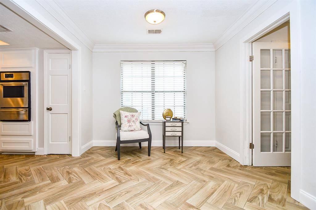 Spacious Breakfast Room enjoyed by this owner as another sitting area!