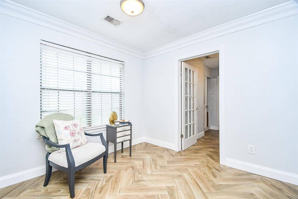 Breakfast Room door leads to the Utility Room!
