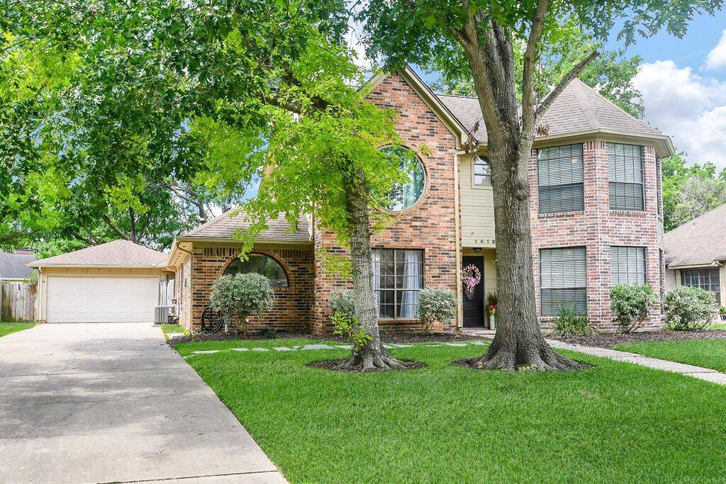 This amazing 2 Story Brick home is located in Pecan Grove Plantation.