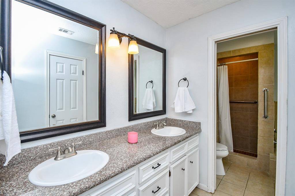 Double Sinks in the Primary Bathroom