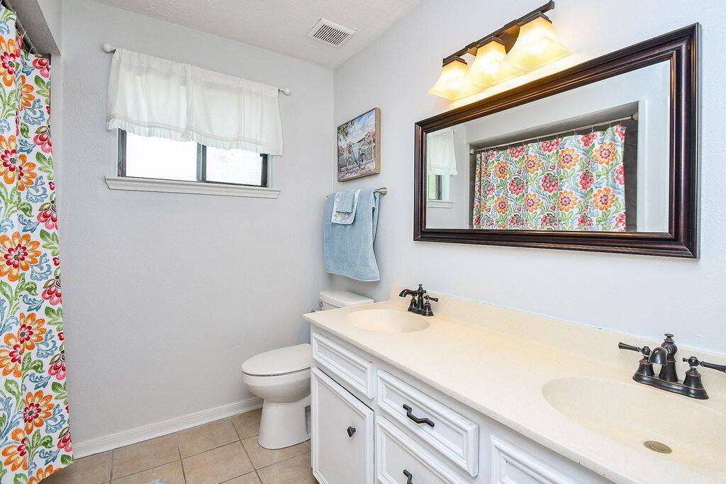 2nd Floor secondary Bathroom!