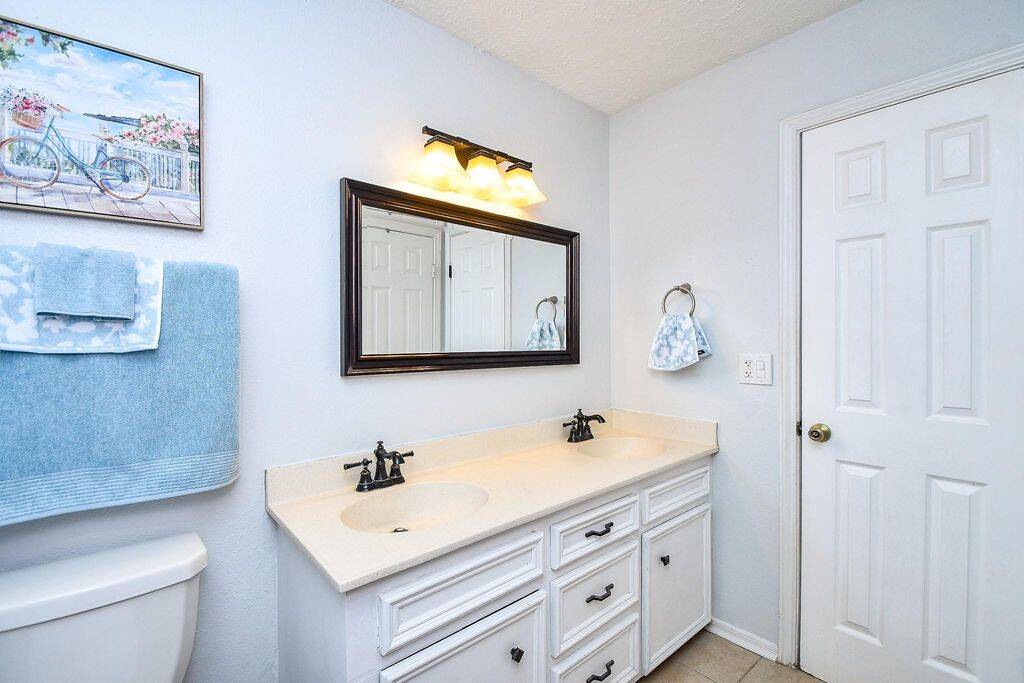 2 sinks and a large vanity!