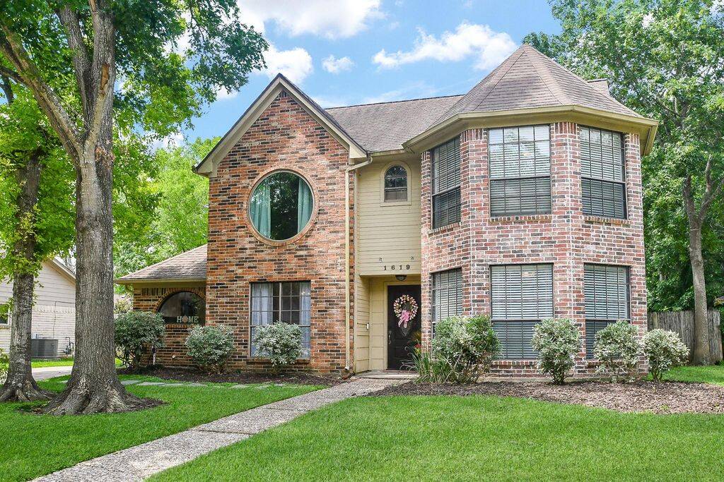 Welcome Home to 1619 Rock Fence!