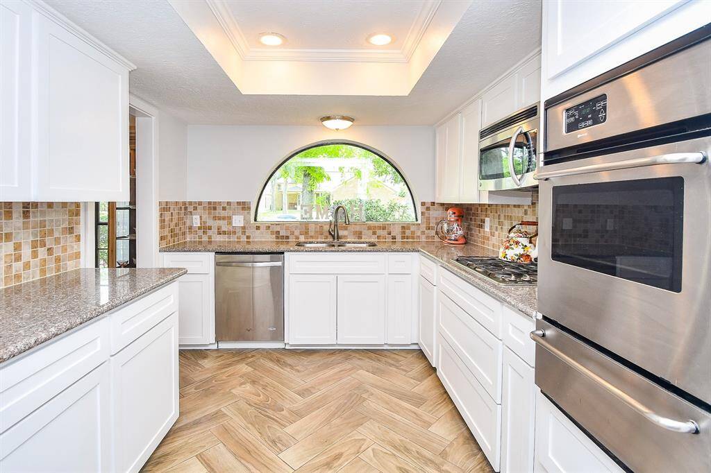 Ample Cabinet and Counterspace plus a stainless steel oven with a warming drawer too!