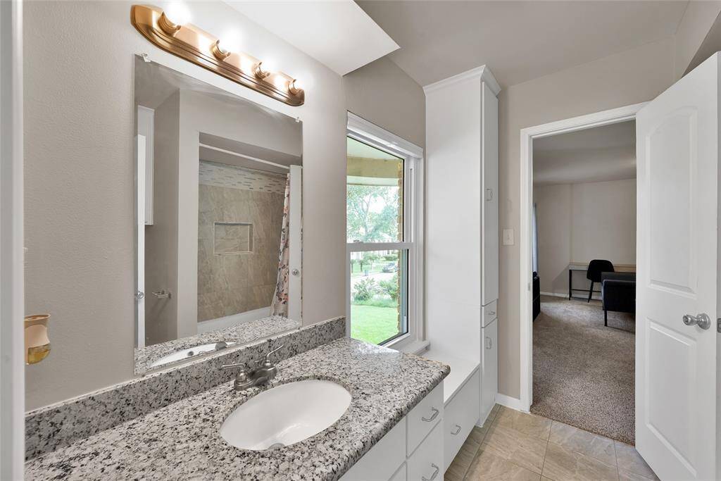 Full bathroom in between Secondary bedroom #3 and secondary bedroom #4