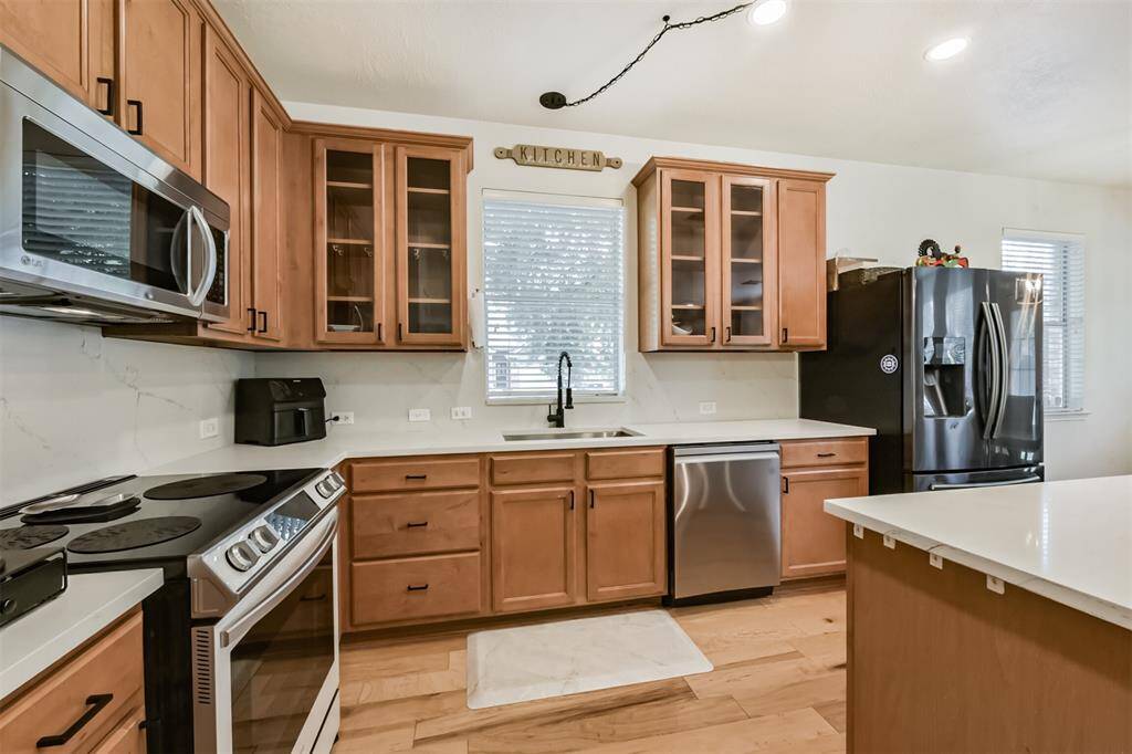 New Quartz Countertops & Backsplash