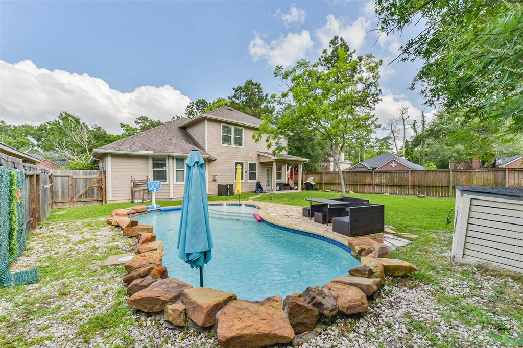 Pool with Flagstone, shallow walk-in area and decorative stone. What a perfect setting.