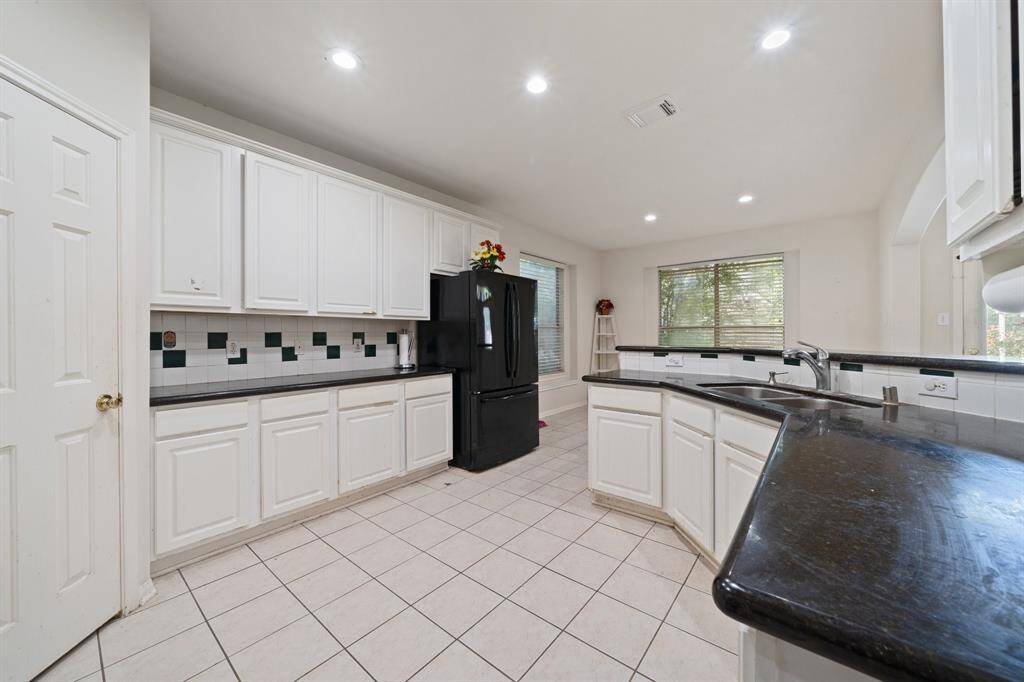 Granite counter tops and loads of space.