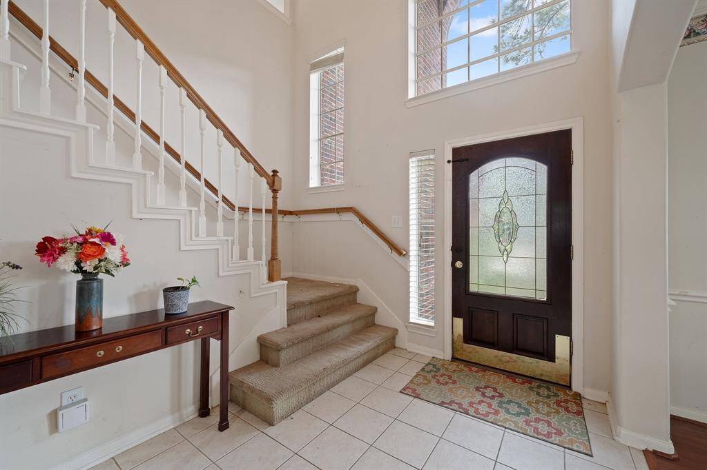 Foyer with high ceilings