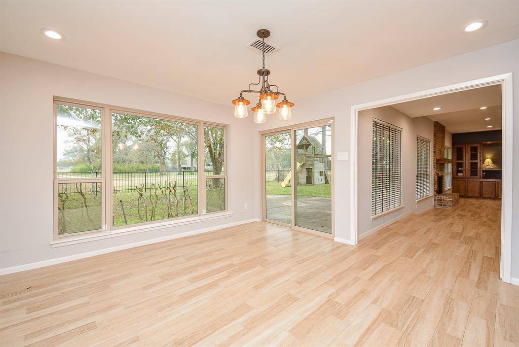 BREAKFAST AREA OVERLOOKING THE GOLF COURSE