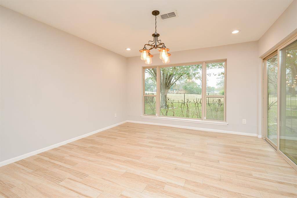 LARGE BREAKFAST ROOM