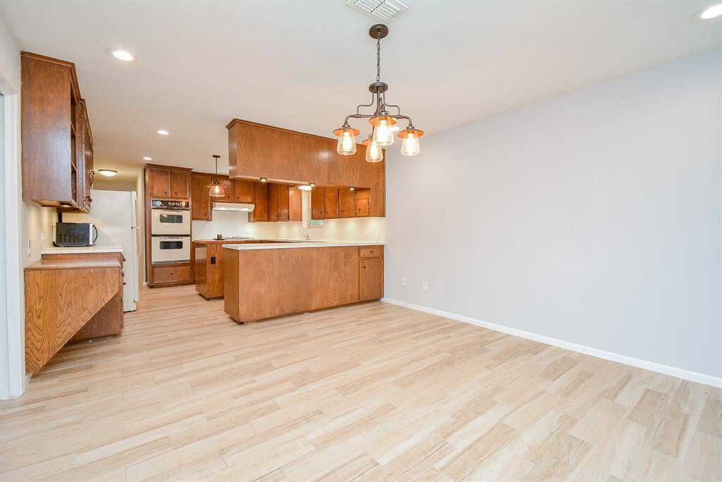 BUILT-IN DESK IN THE KITCHEN