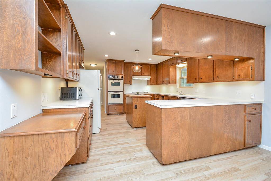 VIEW OF THE KITCHEN WITH UNDE COUNTER LIGHTING