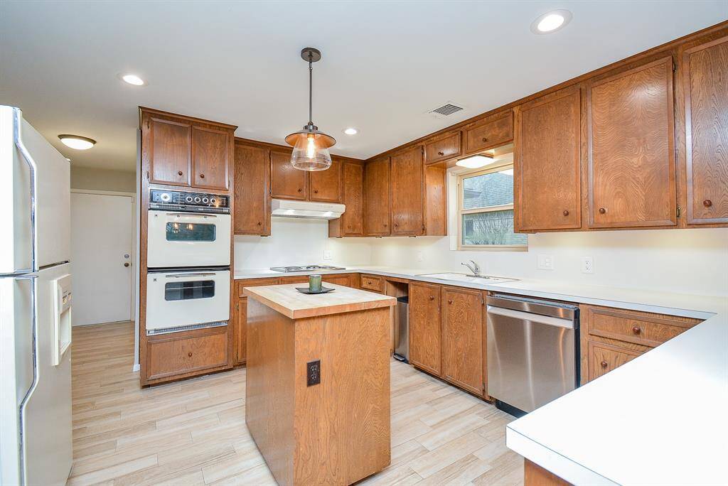 NOTICE THE ISLAND AND DOULB OVENS BUILT-IN