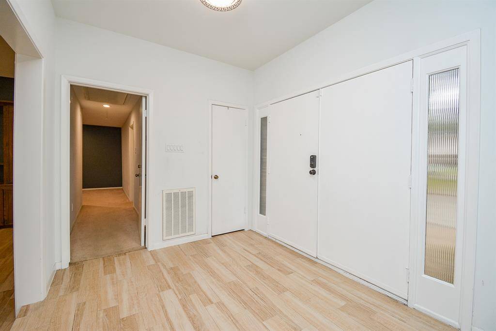 LARGE FOYER TO WELCOME GUEST