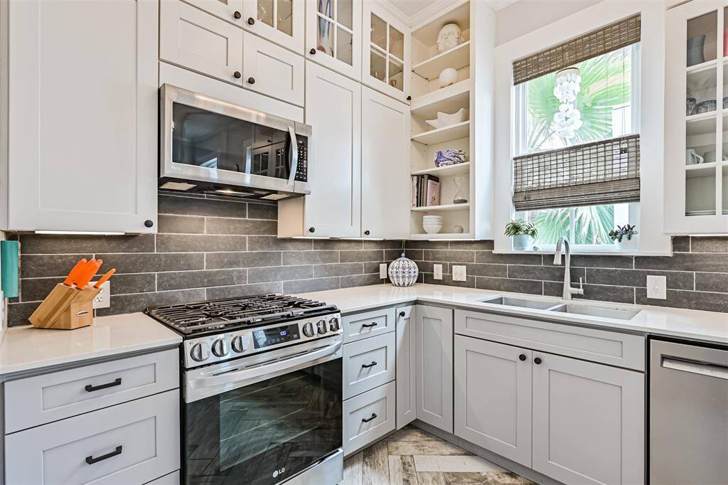 Kitchen features all of the modern amenities you need: Soft closing drawers and cabinets, under cabinet lighting and drawers designed for pot/pan storage.