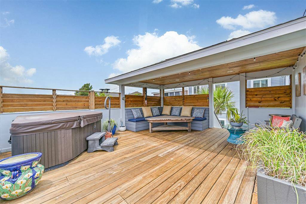 Hot Tub transfers with Property! Move-in and Enjoy!
