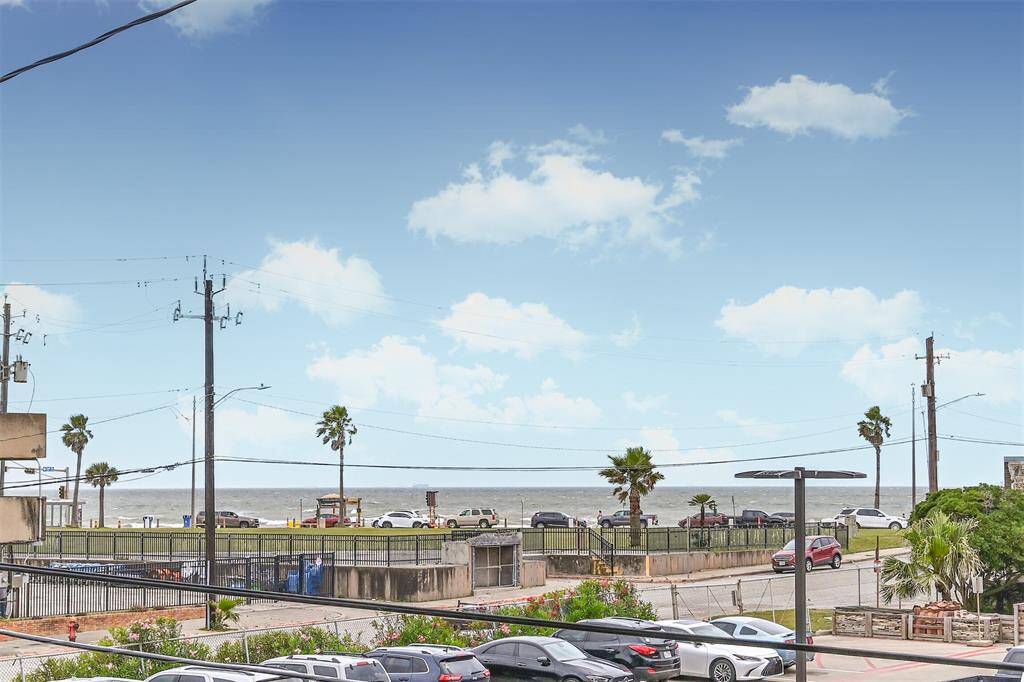 Rare Direct View of Galveston's Seawall and Ocean Views from the Rooftop Deck