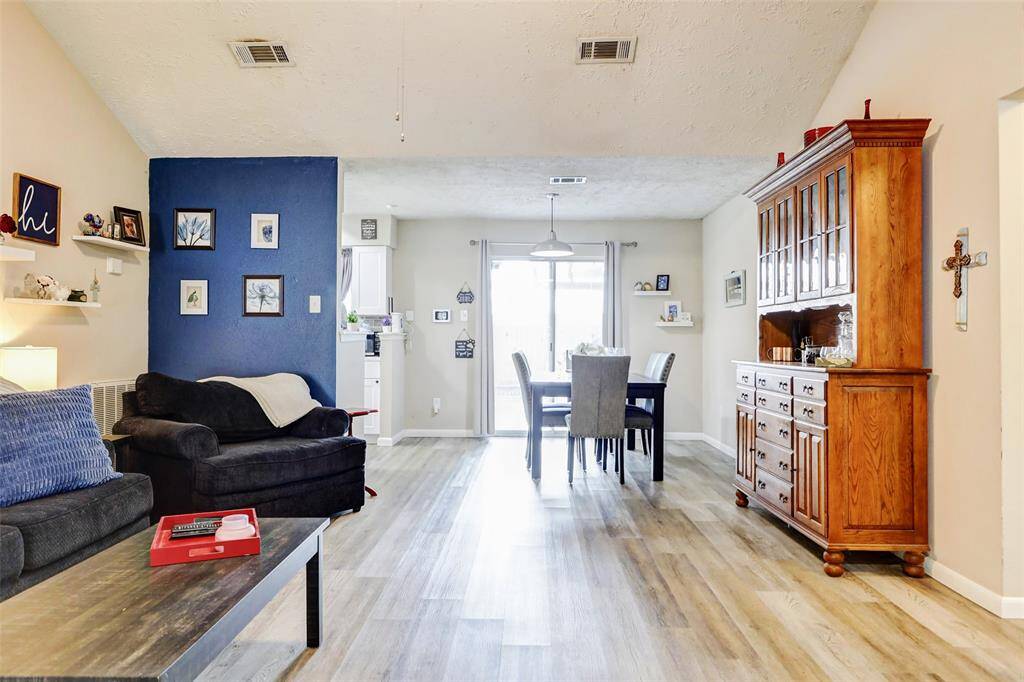 Entrance into the spacious living area with vaulted ceiling