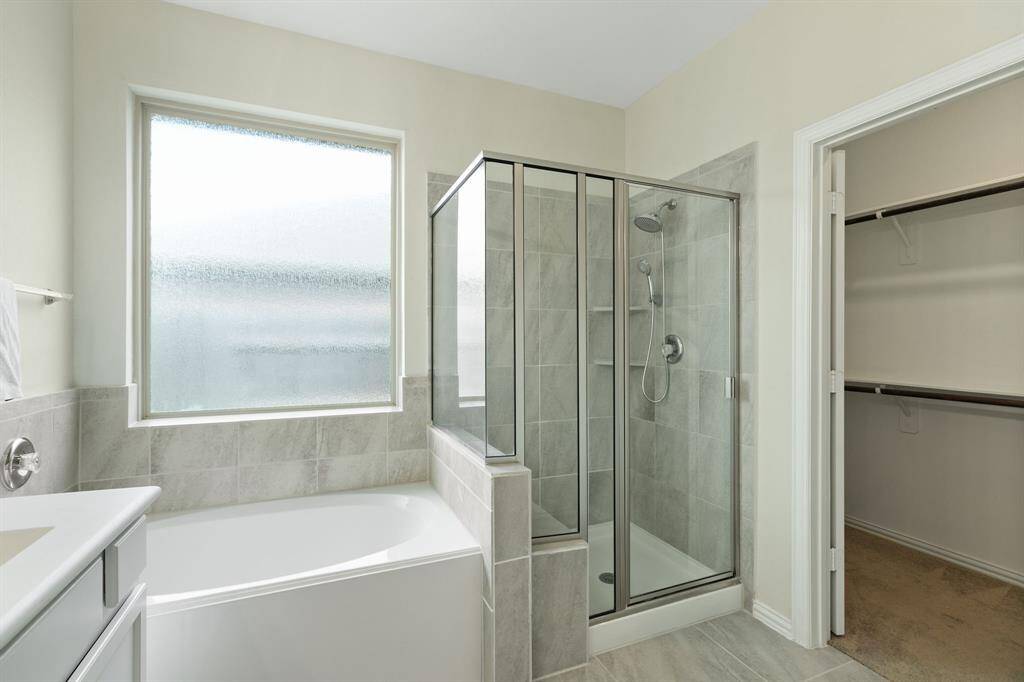 Desirable bath tub and separated shower