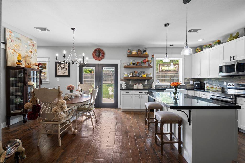 This kitchen breakfast nook combination is to die for!  How nice would it be to feed your family in this eat in kitchen?