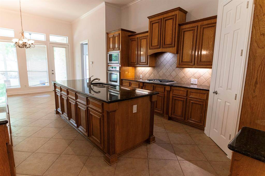 Not forgetting the under mount lightning  and walk in pantry.