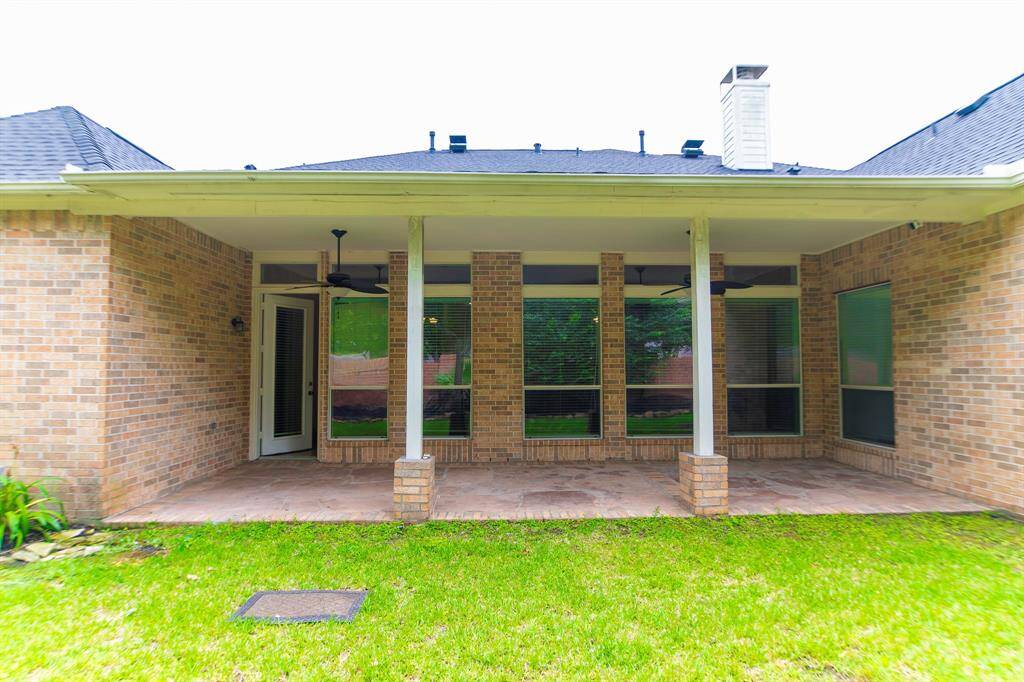 Beautiful patio and new roof ! This house is perfect!