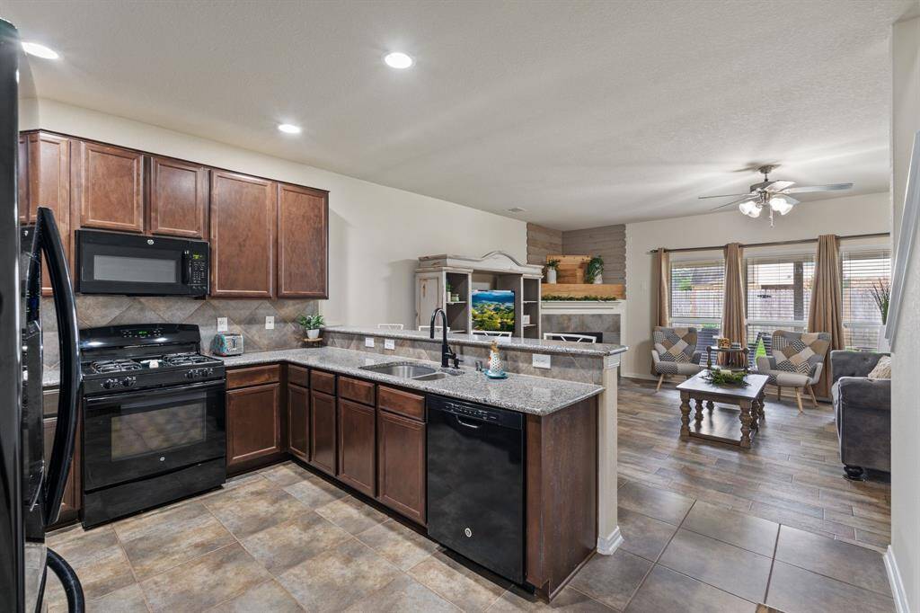 Nice open kitchen that overlooks the living room.