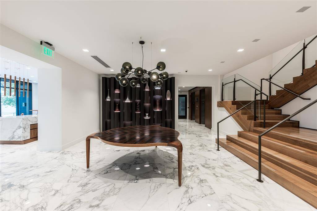 An unparalleled lobby adorned with bespoke Giorgetti design elements sets the tone for timeless sophistication, welcoming you and your guests with understated elegance from the very first moment.