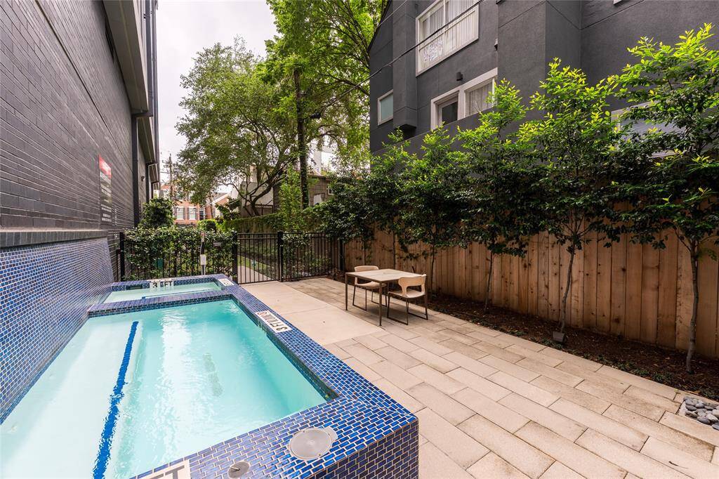 Resident amenities are thoughtfully curated to elevate everyday living, featuring a 24-hour concierge, on-site porter service, a state-of-the-art fitness center, serene sitting areas, and a dedicated dog run—all designed to complement the refined lifestyle offered by this exceptional residence.