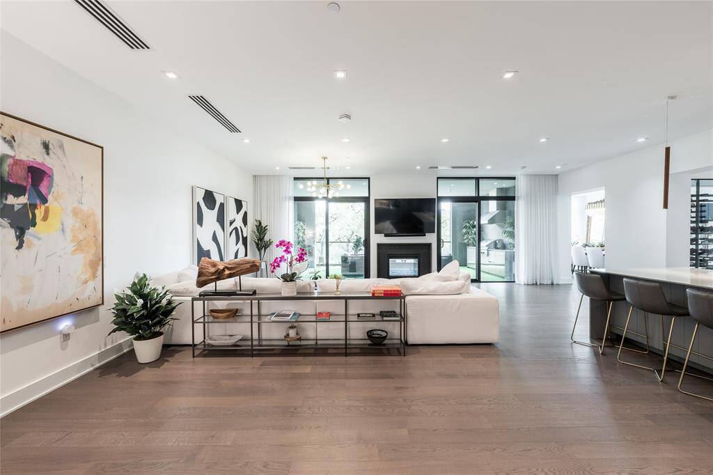 Giorgetti, a globally renowned Italian design house, is celebrated for its exceptional craftsmanship and distinctive, elegant style, now seamlessly integrated into your next home.