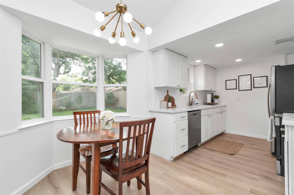 The kitchen boasts a lovely breakfast area, perfect for casual meals or morning coffee. With views into the open living room, it creates a connected flow, making it easy to enjoy the heart of the home in a relaxed setting.