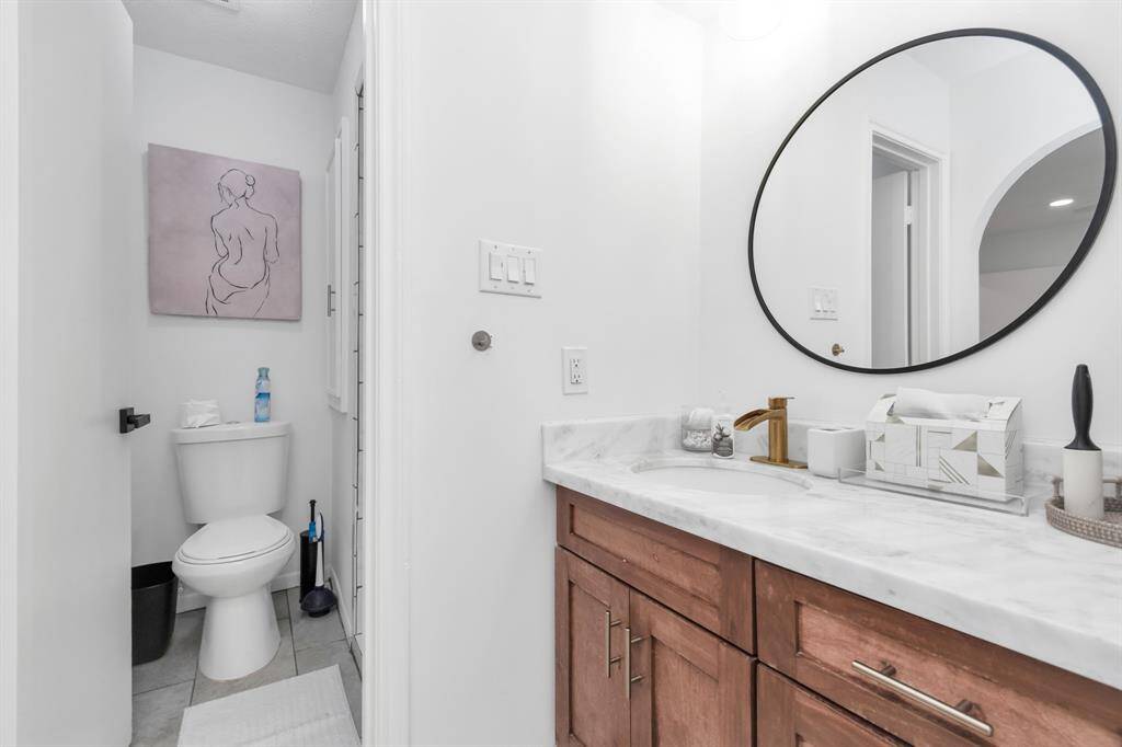 The vanity area adds elegance and functionality, making this space perfect for both relaxation and personal care.