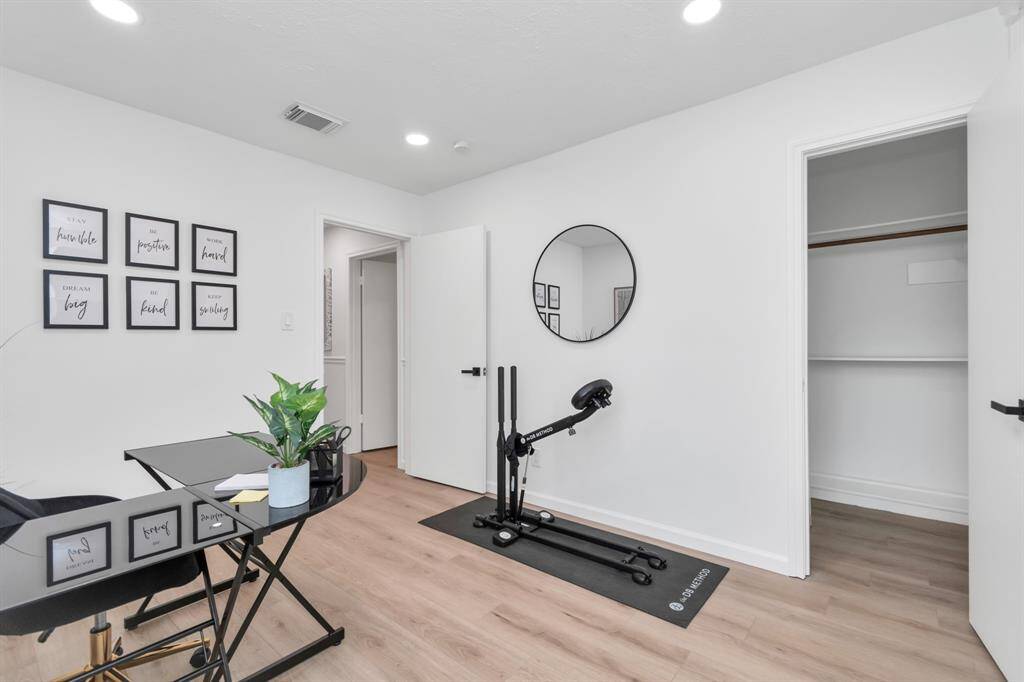 Looking for a dedicated office? This secondary bedroom offers a peaceful and quiet environment, perfect for getting work done. Its layout provides ample space for a desk, bookshelves, and all your office essentials.